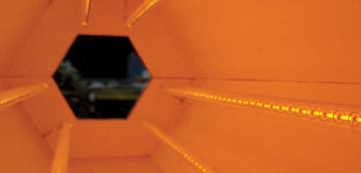Furnace chamber with quartz halogen emitters as infrared source