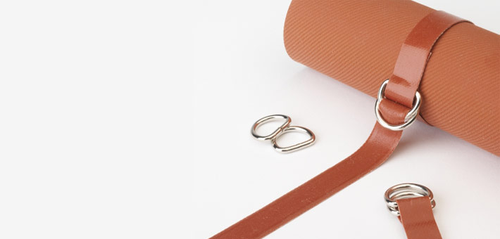 Silicone heater for a tube with silicone straps and D-rings